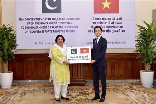 Trao tượng trưng 100.000 USD hỗ trợ Pakistan khắc phục hậu quả lũ lụt