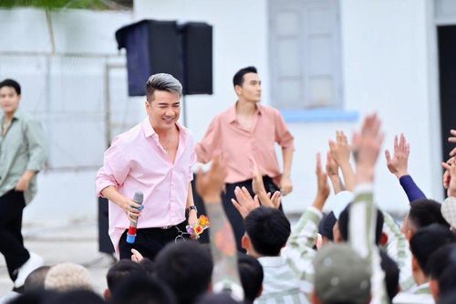 Biểu diễn trong trại giam, Đàm Vĩnh Hưng bất ngờ tái ngộ với phạm nhân đã từng song ca