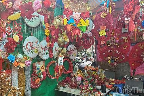 Thị trường đồ trang trí Tết sôi động, đa dạng mẫu mã