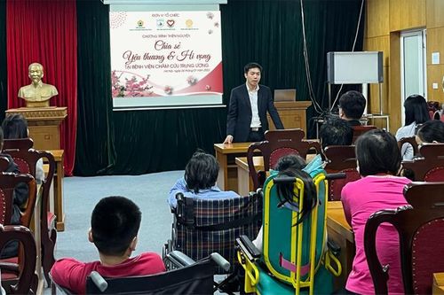 Công ty DHC Investment trao quà thiện nguyện cho bệnh nhân khó khăn tại Bệnh viện Châm cứu Trung ương
