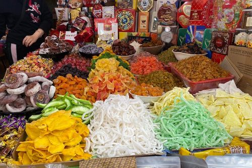 Hà Nội: Mứt Tết bán tràn vỉa hè mất vệ sinh, người mua nguy cơ rước bệnh