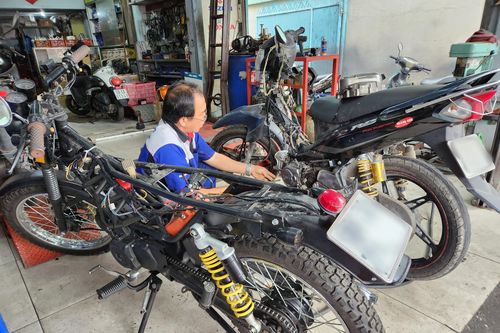 Tiệm sửa xe bận rộn trước Tết Nguyên đán
