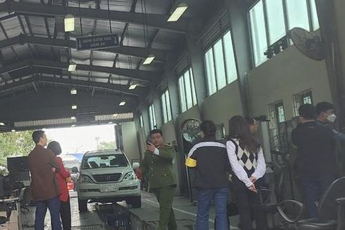 Cảnh sát phong tỏa, khám xét Trung tâm đăng kiểm ở Mỹ Đình