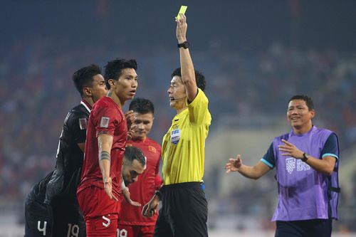 Văn Hậu và Hùng Dũng dính thẻ, nguy cơ vắng chung kết lượt về AFF Cup 2022