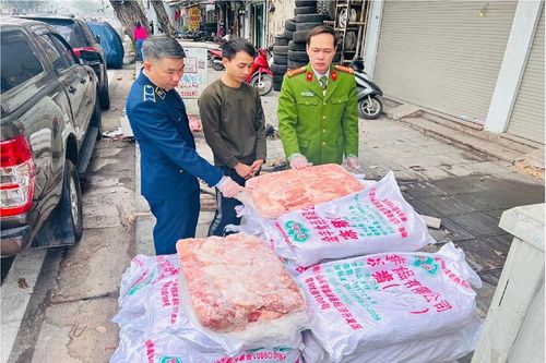 Hãi hùng phát hiện 1 tấn nầm lợn 'bẩn' đang trên đường đi tiêu thụ