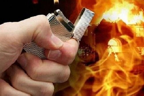 Cha tẩm xăng dọa đốt sách gây cháy khiến con trai tử vong