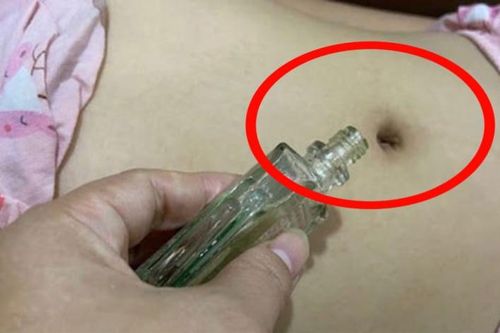 Nhỏ một giọt dầu gió vào rốn trước khi đi ngủ, trai gái – già trẻ đều có lợi