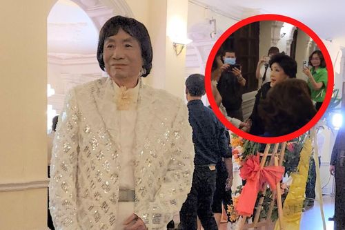 Dàn nghệ sĩ gạo cội tay bắt mặt mừng cùng hát 'Con bướm Xuân' khuấy động không khí lễ trao giải Mai Vàng