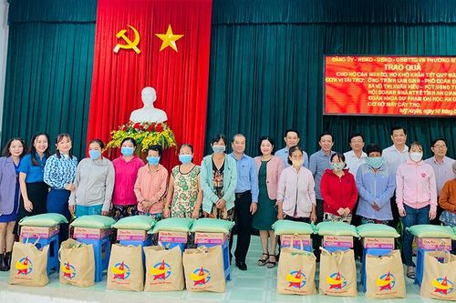 Hội Doanh nhân trẻ tỉnh An Giang tặng quà Tết cho hộ nghèo, cận nghèo ở TP. Long Xuyên