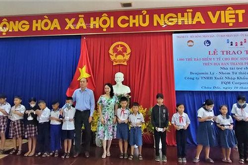 Trao 1.000 thẻ bảo hiểm y tế cho học sinh có hoàn cảnh khó khăn ở TP. Châu Đốc