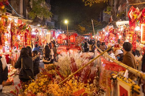 Người Hà Nội sắm Tết khuya, phố Hàng Mã nhộn nhịp, rực rỡ đến đêm
