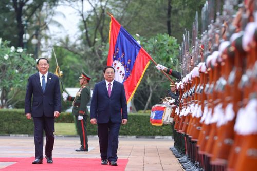 Thủ tướng Lào chủ trì lễ đón Thủ tướng Phạm Minh Chính