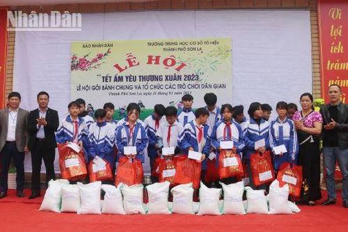 Báo Nhân Dân tặng quà Tết cho học sinh có hoàn cảnh khó khăn của tỉnh Sơn La