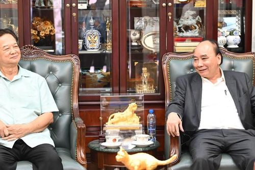 Chủ tịch nước Nguyễn Xuân Phúc thăm hỏi, chúc tết nguyên lãnh đạo Đảng, nhà nước