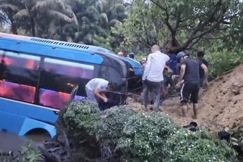 Hành khách cầm kéo dọa đâm tài xế rồi giật vô lăng, xe lao xuống mương