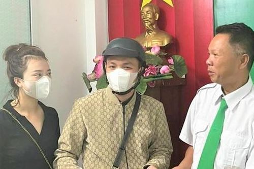 Nam thanh niên vui mừng khi nhận lại 1,8 cây vàng để quên trên taxi