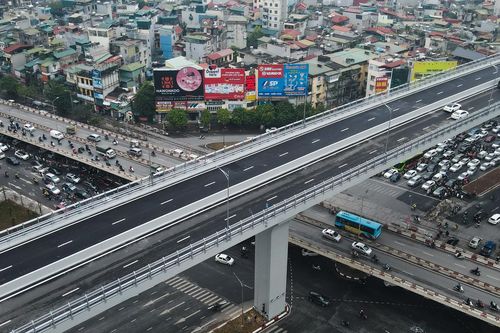 Ô tô lưu thông thưa thớt trên đường vành đai 2 ngày đầu thông xe