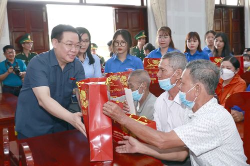 Chủ tịch Quốc hội chúc Tết gia đình chính sách, hộ nghèo tỉnh An Giang