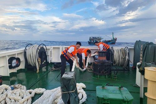 Tàu 474 cứu kéo tàu cá Bình Định bị gãy trục chân vịt về bờ an toàn
