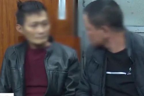 Bị bắt lên đồn, 2 tên cướp vẫn bận rộn chê trách nhau: 'Tao quá chuyên nghiệp rồi, tưởng mày thế nào...'