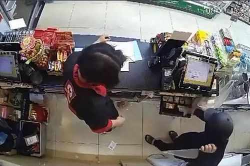 Tạm giữ hình sự với nam thanh niên dùng dao bầu cướp tài sản 4 cửa hàng tiện lợi