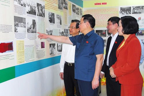 Chủ tịch Quốc hội Vương Đình Huệ dâng hương tại đền thờ Chủ tịch Tôn Đức Thắng
