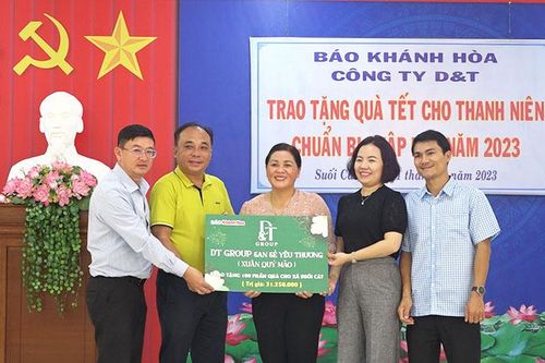 Tặng 100 suất quà Tết cho thanh niên chuẩn bị nhập ngũ xã Suối Cát