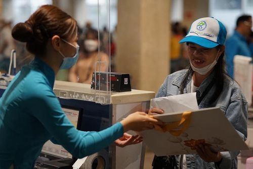 Vietnam Airlines đưa hơn 100 người lao động nghèo về nhà ăn Tết