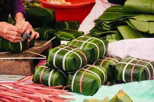 Về nhà gói bánh chưng cho bà: Đối với tôi, Tết dẫu có mệt vẫn thấy vui như trẩy hội!