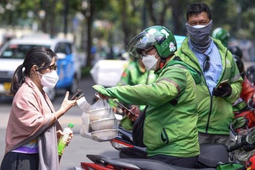 Grab thu phụ phí Tết, ai hưởng lợi?
