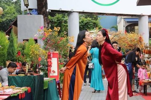 Đường phố Sài Gòn rộn ràng sắc Xuân