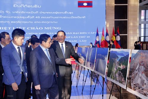 Trưng bày ảnh về thành tựu hợp tác song phương Việt Nam-Lào
