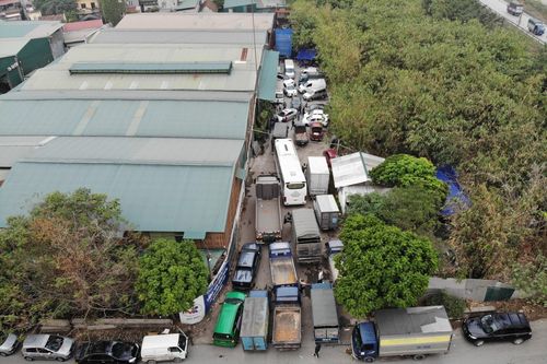 Hà Nội: Nhiều tài xế ăn, ngủ tại xe, mòn mỏi chờ đăng kiểm ôtô