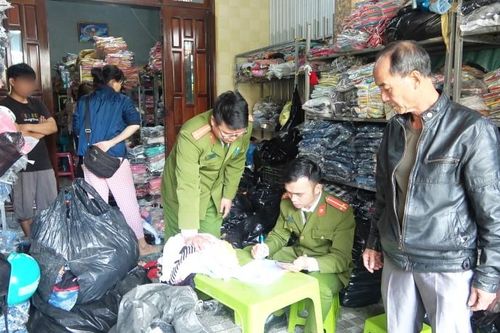 Thừa Thiên Huế: Phát hiện kho hàng chứa nhiều áo quần không có hóa đơn hợp pháp