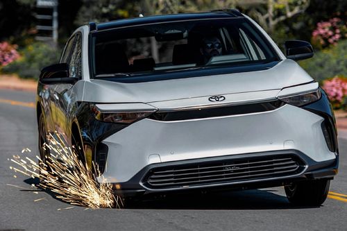 Toyota đứng trước thách thức 'chưa từng có' để thúc đẩy doanh số xe điện