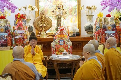Chư Ni đảnh lễ, chúc Tết đến chư tôn giáo phẩm Hội đồng Chứng minh, Hội đồng Trị sự