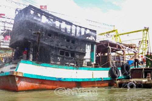 Tàu cá đang neo đậu bỗng bốc cháy