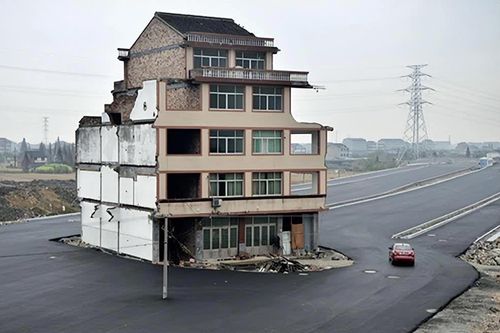 Ngôi nhà 5 tầng 'nằm chắn' giữa đường ở Trung Quốc: Sau 4 năm thuyết phục mới chịu di dời, nguyên nhân đằng sau khiến nhiều người ngao ngán