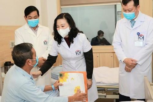 Bộ trưởng Bộ Y tế Đào Hồng Lan thăm, tặng quà bệnh nhân ung thư dịp Xuân Quý Mão