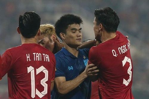Tình huống khiến Quế Ngọc Hải nhận thẻ vàng khi xô xát với đội trưởng ĐT Thái Lan
