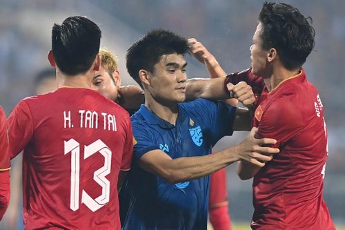 Quế Ngọc Hải xô xát với Theerathon