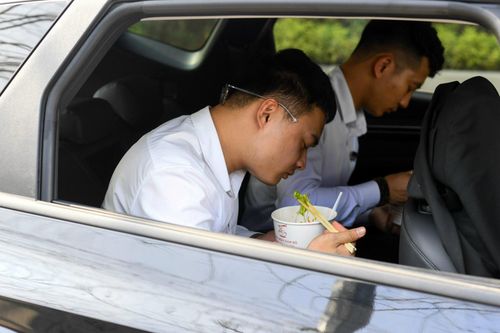 Trạm đăng kiểm ngừng nhận hồ sơ, chủ xe ngồi ăn mì tôm đợi