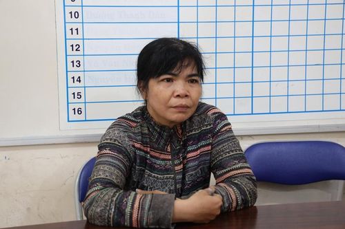 'Nữ quái' trốn truy nã ra đầu thú