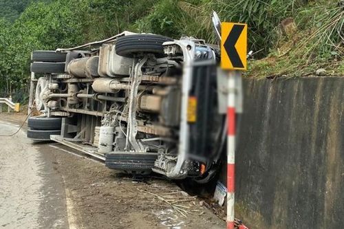Xe tải mất lái tông vào taluy khiến 3 người tử vong