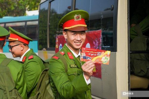 Chuyến xe mùa Xuân đưa hàng trăm học viên CSND về quê đón Tết