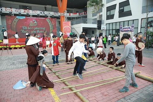 Rực rỡ sắc xuân 5 châu tại Phenikaa School