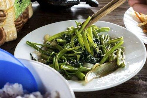 3 thói quen trên bàn ăn có thể làm lây lan vi khuẩn HP