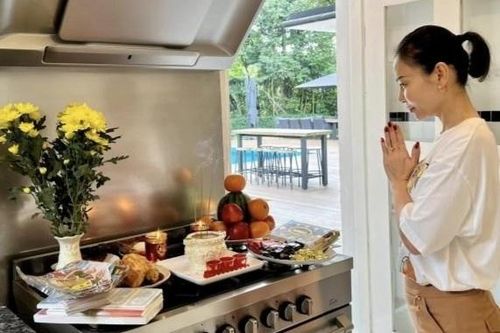 Mâm cúng ông Công ông Táo của sao Việt