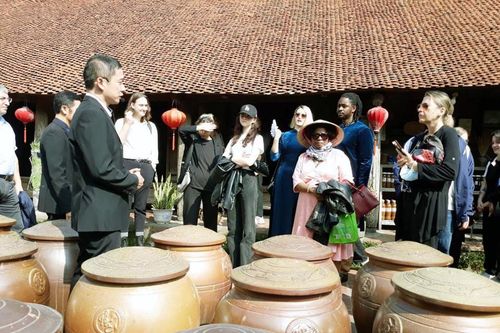 Du khách quốc tế trải nghiệm Tết Việt tại làng cổ Đường Lâm