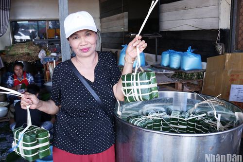 Sôi động thị trường hàng hóa Tết tại thủ đô Vientiane